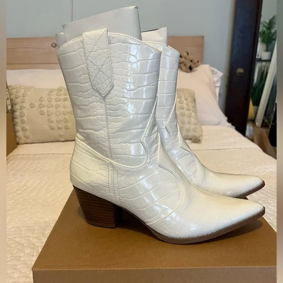 NEW IN BOX Matisse Bambi White Crocodile Embossed Mid-Calf Boots, white, size 9 - Picture 5 of 7